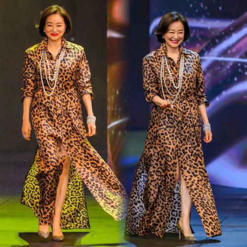 穿豹纹裙子配什么鞋子_纯色上衣+西装外套，显瘦显气质