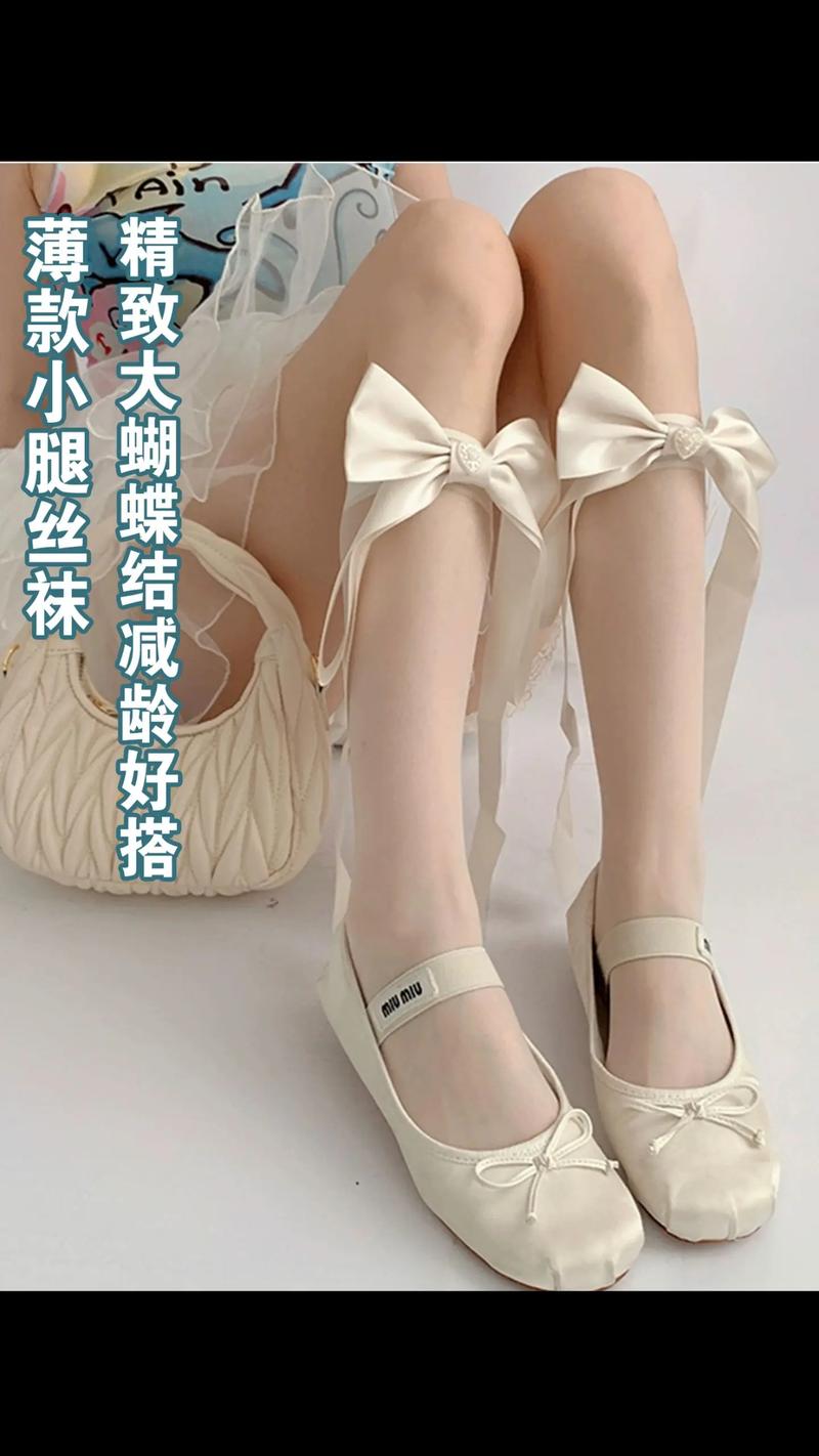 剑盾蝴蝶结袜配什么鞋子_春日黄毛衣米色裙，甜美蝴蝶结穿搭
