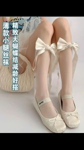 剑盾蝴蝶结袜配什么鞋子_春日黄毛衣米色裙，甜美蝴蝶结穿搭