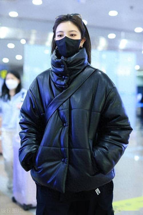 女明星冬季穿搭街拍_舒适又时髦，时尚穿搭新灵感