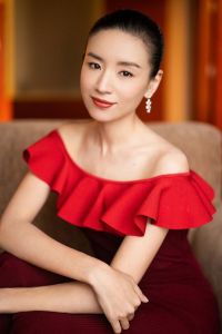 董洁红色抹胸搭配长裤_董洁时尚多变，性感与高级感并存！