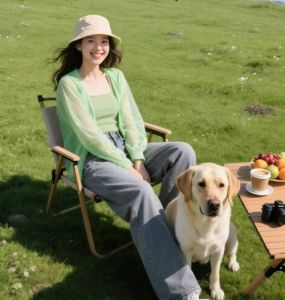 淡绿色上衣配什么裤子_绿上衣配白米卡其裤，清爽温柔又简约