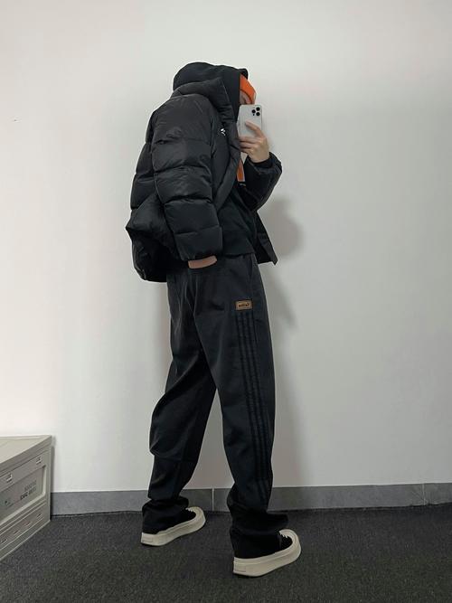 男灰色羽绒服搭配_灰色羽绒服百搭，黑裤白鞋经典，牛仔裤棕鞋休闲，小脚裤板鞋个性