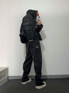 男灰色羽绒服搭配_灰色羽绒服百搭，黑裤白鞋经典，牛仔裤棕鞋休闲，小脚裤板鞋个性