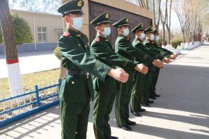 向右看齐的动作要领_向右看齐，队列训练基础，整齐划一显纪律