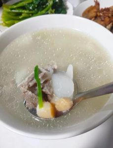 白萝卜猪骨煲的最佳搭配食材_白萝卜猪骨汤，鲜爽醇厚，清热顺气