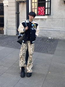 33个子高又瘦男穿衣搭配_宽松亮色显厚道