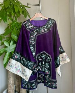 琵琶襟上衣什么年龄段穿合适_从仫佬族服饰到新中式时尚元素