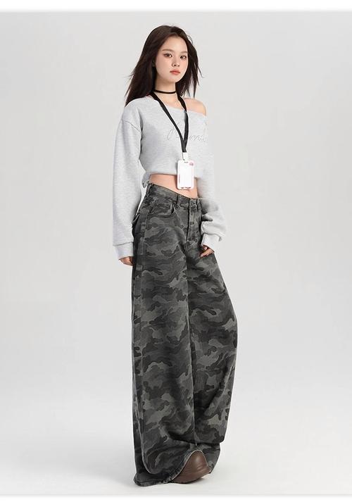 女迷彩裤搭配大全_迷彩裤回潮！秋冬时尚，显瘦百搭