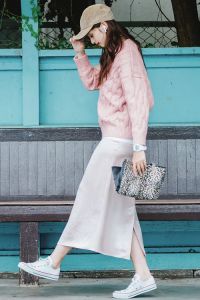 粉杏配什么颜色好看_粉杏色百搭时尚，多色搭配各有韵味