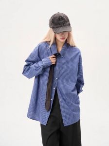 蓝格子衬衣外套配什么裤子_蓝格衬衫配浅色裤，清爽又好看！