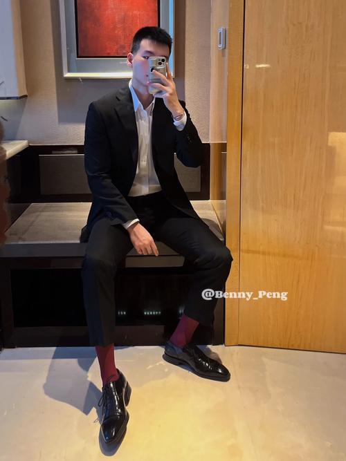 男红鞋配什么颜色衣服_红鞋点亮造型，简搭显个性