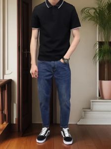 男牛仔裤搭配什么鞋_牛仔裤配白运动鞋，休闲皮鞋显成熟，马丁靴酷感十足！