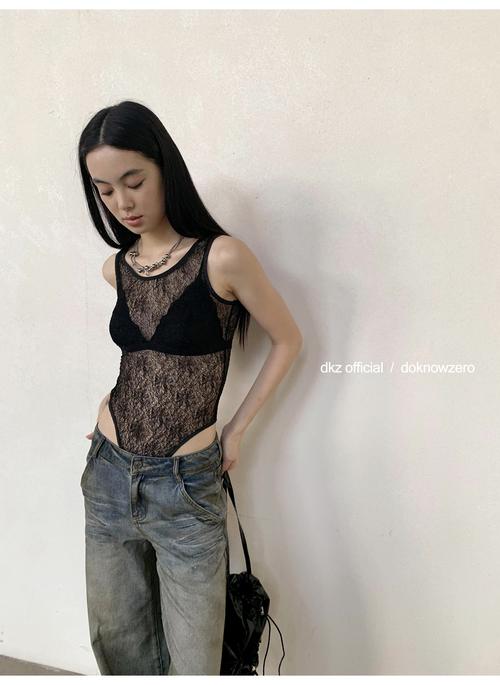 背头配蕾丝连体裤霸气明艳_蒋欣蕾丝造型显高显瘦，气质爆棚！