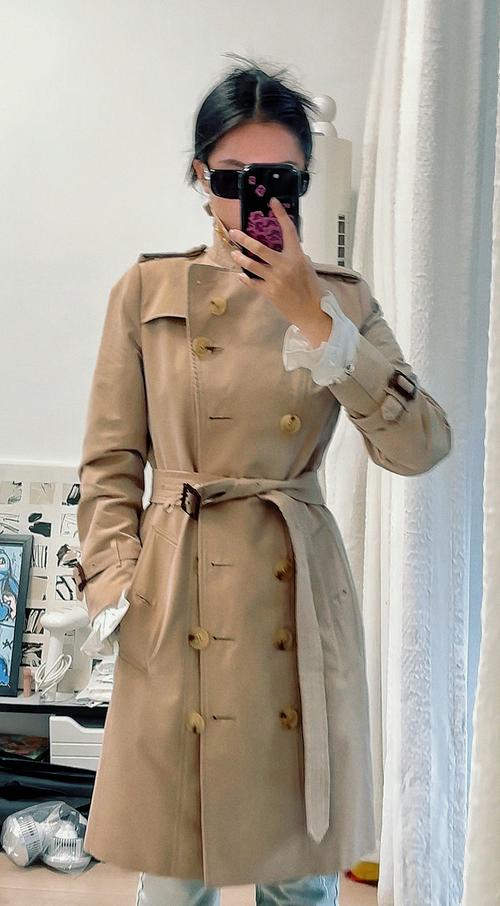 巴宝莉短款风衣怎么搭配好看_巴宝莉风衣百搭显瘦，矮个子穿浅绿显高！