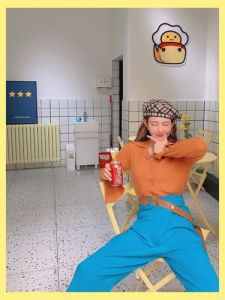 蛋白色搭配什么颜色好看_蛋黄上衣配白短裤 清爽活力休闲搭