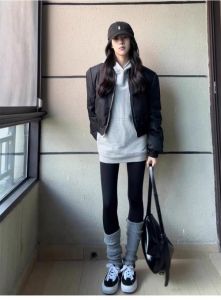 半筒袜怎么搭配衣服_黑袜搭裙裤，街头时尚又显瘦！