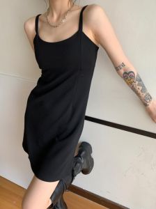 柳神黑色抹胸开叉裙搭配_柳岩百变穿搭风格