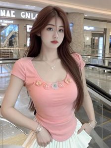 大胸适合什么风格衣服_V领高腰深色显高级，简约饰品点睛显柔美