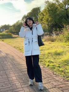 白羽绒服配灰裤子棕鞋子好看吗_冬日白羽绒配灰裤棕鞋，简约时尚显气质