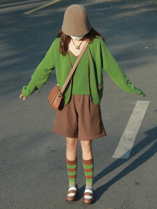 棕绿色裤子配什么颜色上衣_绿色裤子搭百变上衣,清爽个性任你选! 棕绿色裤子配什么颜色上衣_绿色裤子搭百变上衣,清爽个性任你选!