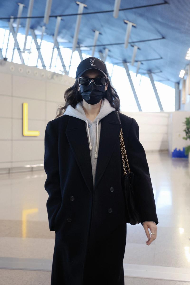 唐嫣冬季穿搭的生活照_保暖又时髦，毛衣+阔腿裤太会了！