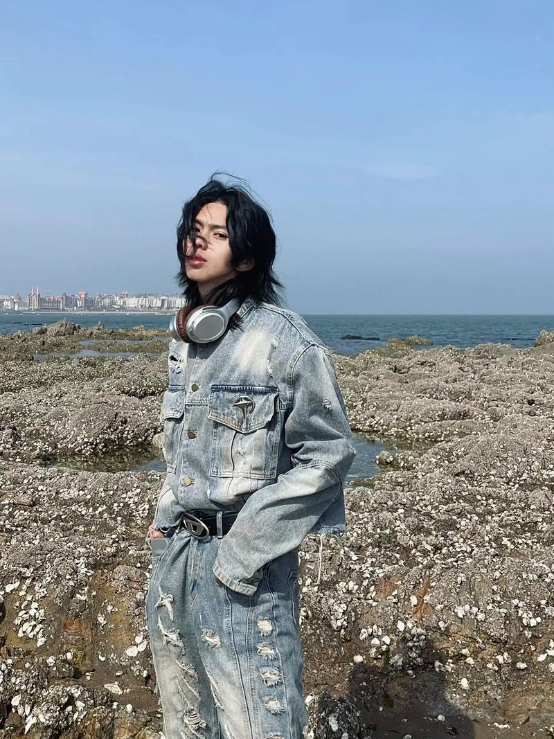 长发男士春季穿搭推荐_发型服装巧搭配，显个性时尚