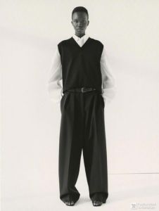 艾薇勒贝尔黑白配最忌三种颜色_避免荧光色，低饱和度点缀显高级