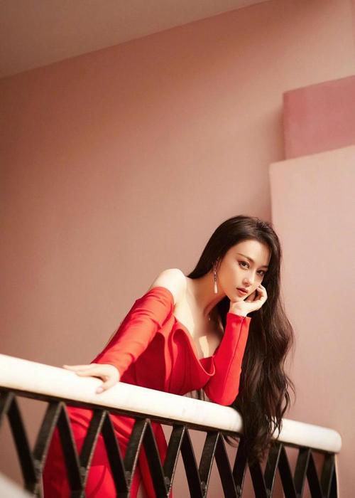 张馨予抹胸开襟开叉裙穿搭_张馨予女王范时尚造型，性感迷人获赞！