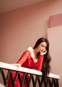 张馨予抹胸开襟开叉裙穿搭_张馨予女王范时尚造型，性感迷人获赞！