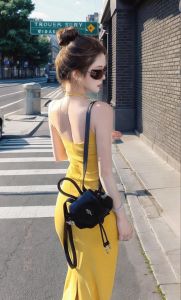 黄吊带裙搭配什么颜色最好看_春夏气质连衣裙，多种搭配风格