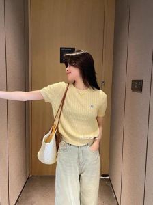 女浅黄色t恤配个裤子什么颜色_黄色T恤搭配裤子的多样效果