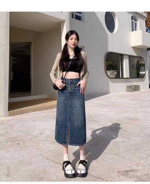 前面开叉的裙子怎么搭配_优雅上衣配开叉裙，颜色撞色或和谐，高跟鞋增气场或平底鞋休闲，简约配饰提精致，自信姿态是关键