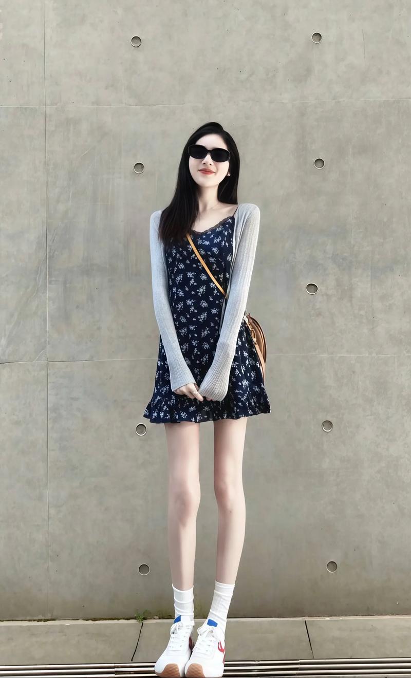 七夕短裙穿搭技巧_真丝碎花吊带裙,女友七夕约会穿搭 七夕短裙穿搭技巧_真丝碎花吊带裙,女友七夕约会穿搭