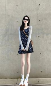 七夕短裙穿搭技巧_真丝碎花吊带裙，女友七夕约会穿搭