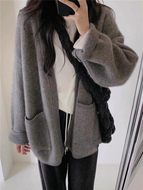 腻子外套里面搭配针织衫可以吗_针织衫叠穿腻子外套，时尚保暖显高显瘦