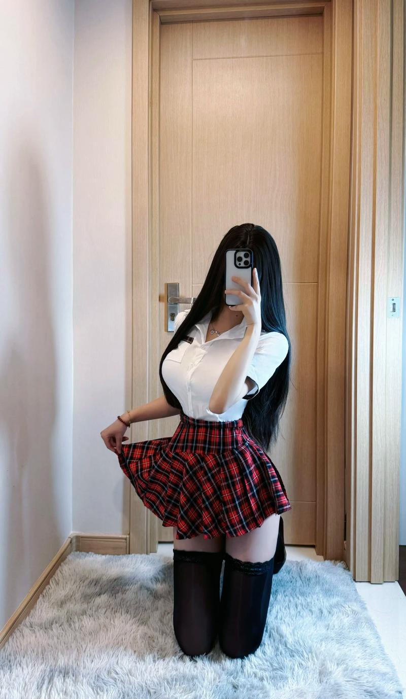 甜妹jk和御姐穿搭_修身白衬衫配深灰格裙，气质独特！