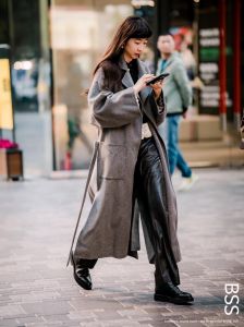 北京三里屯美女秋冬时髦穿搭_羽绒服配裙子，北京三里屯秋冬时尚搭
