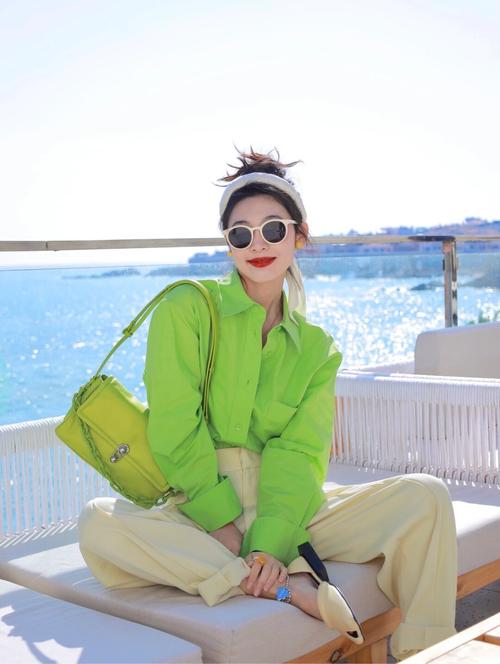 翠绿色上衣搭配什么颜色下装_翠绿上衣配白蓝粉灰黄裙，清新减龄又高级