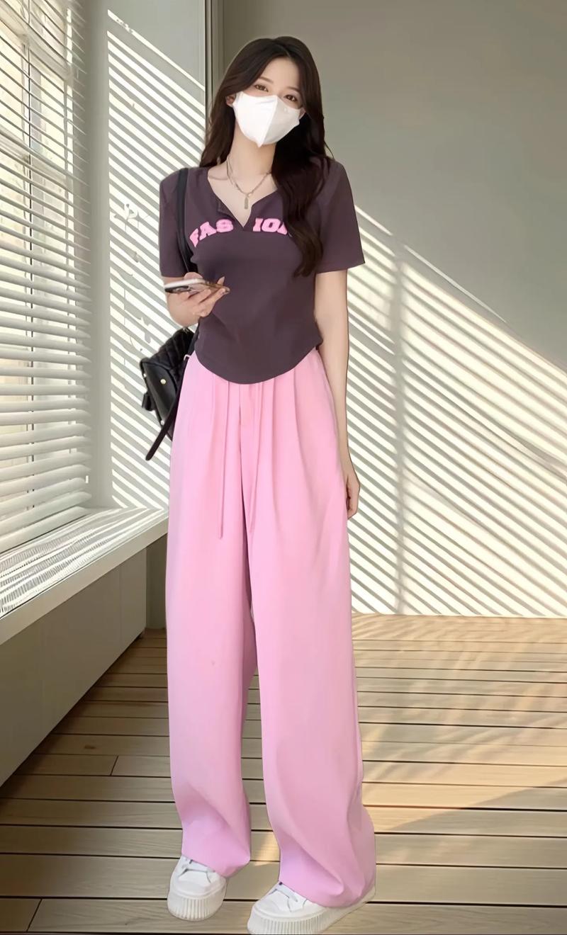 深皮粉色上衣配什么色裤子_深皮上衣配裤百变风格，清新休闲显气质