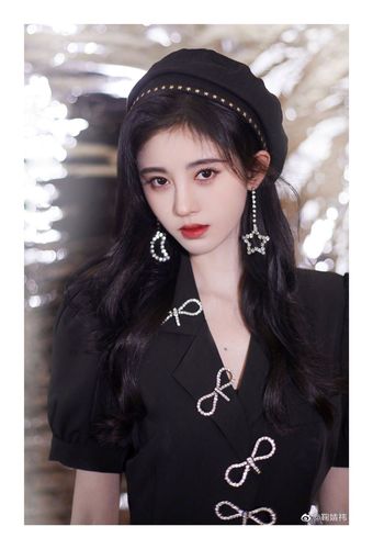 皮质黑色贝雷帽搭配什么衣服_秋冬百搭时尚帽，提升穿搭层次感