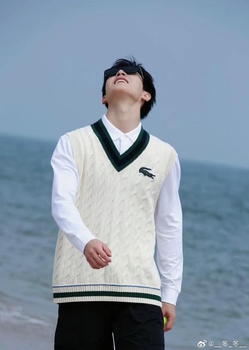 周子恒穿着一件白色的坎肩_周子恒驻唱困境，苏晚冷静决绝，关系生变