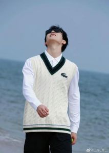 周子恒穿着一件白色的坎肩_周子恒驻唱困境，苏晚冷静决绝，关系生变