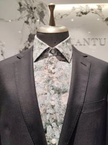 花衬衫配西装外套_春日印花衫，衬衫裤搭或内搭西装都好看