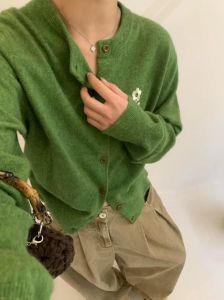 暗绿色上衣搭配什么颜色下衣_暗绿上衣配什么裤子？