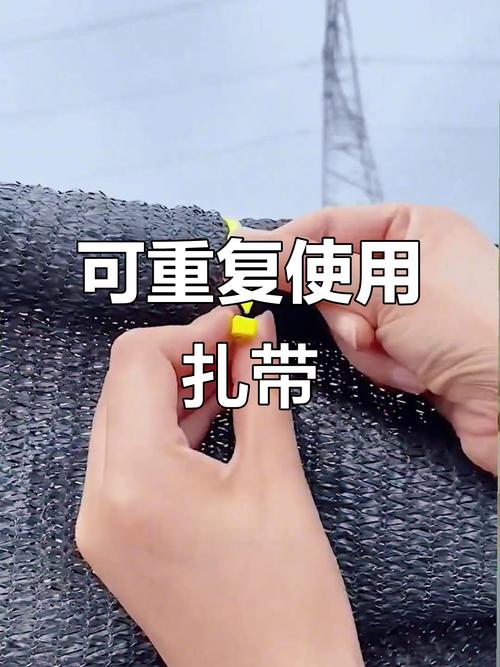 一条绑带的穿法_衬衫绑带多花样，腰带勾勒腰线，袖口实用美观，皮鞋时尚，丝带精致