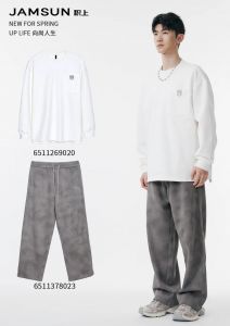 下灰色裤子配杏色上衣_杏色上衣配灰色裤子，时尚百搭！