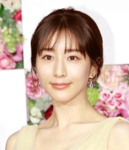 田中穿着一件白色的衣服_麻豆博主穿搭技巧，教你显高又好看