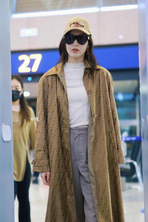 唐嫣冬季穿搭的生活照_保暖又时髦，毛衣+阔腿裤太会了！