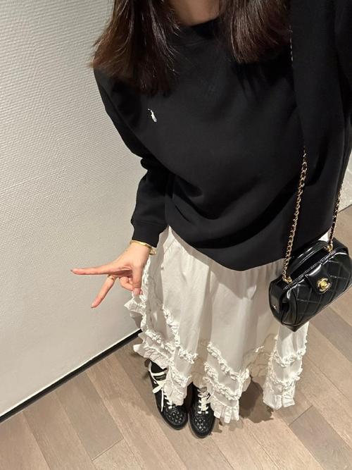 黑卫衣配白裤还是黑裤_黑色卫衣配裤，各种风格随心选！